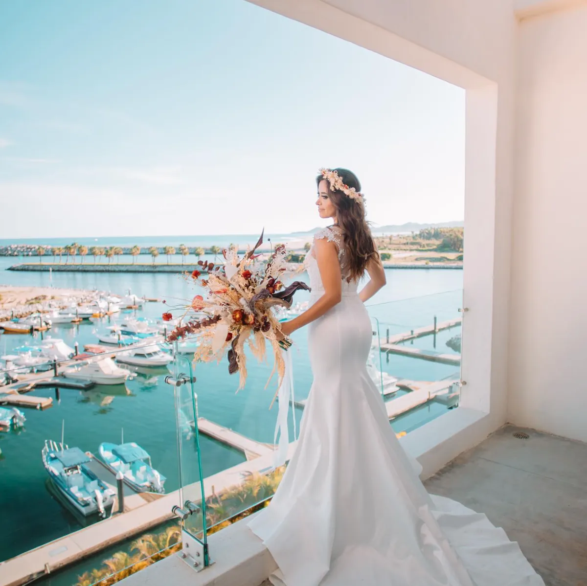 Novia admirando Los Cabos — maquillaje por CS Beauty
